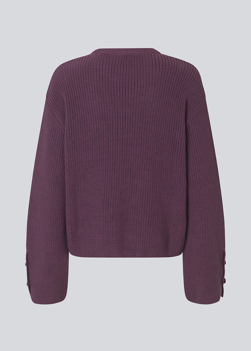 Striktrøje i lilla i økologisk bomuld. Rosemd o-neck har rund hals og knapdetaljer på ærmerne – en enkel og klassisk style.