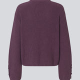 Striktrøje i lilla i økologisk bomuld. Rosemd o-neck har rund hals og knapdetaljer på ærmerne – en enkel og klassisk style.