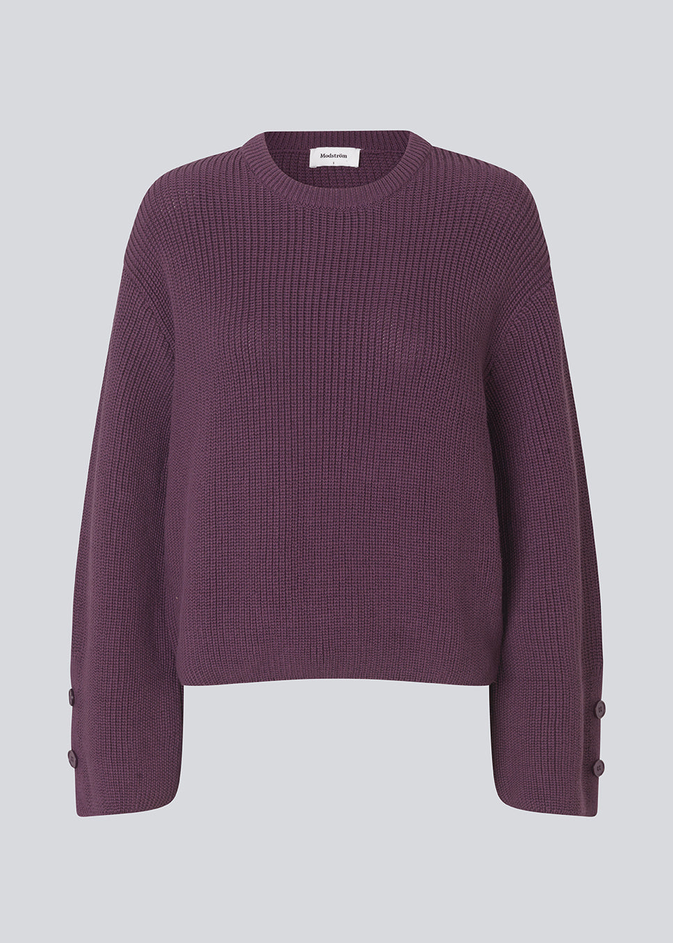 Striktrøje i lilla i økologisk bomuld. Rosemd o-neck har rund hals og knapdetaljer på ærmerne – en enkel og klassisk style.