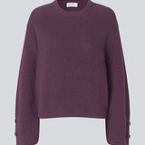 Striktrøje i lilla i økologisk bomuld. Rosemd o-neck har rund hals og knapdetaljer på ærmerne – en enkel og klassisk style.