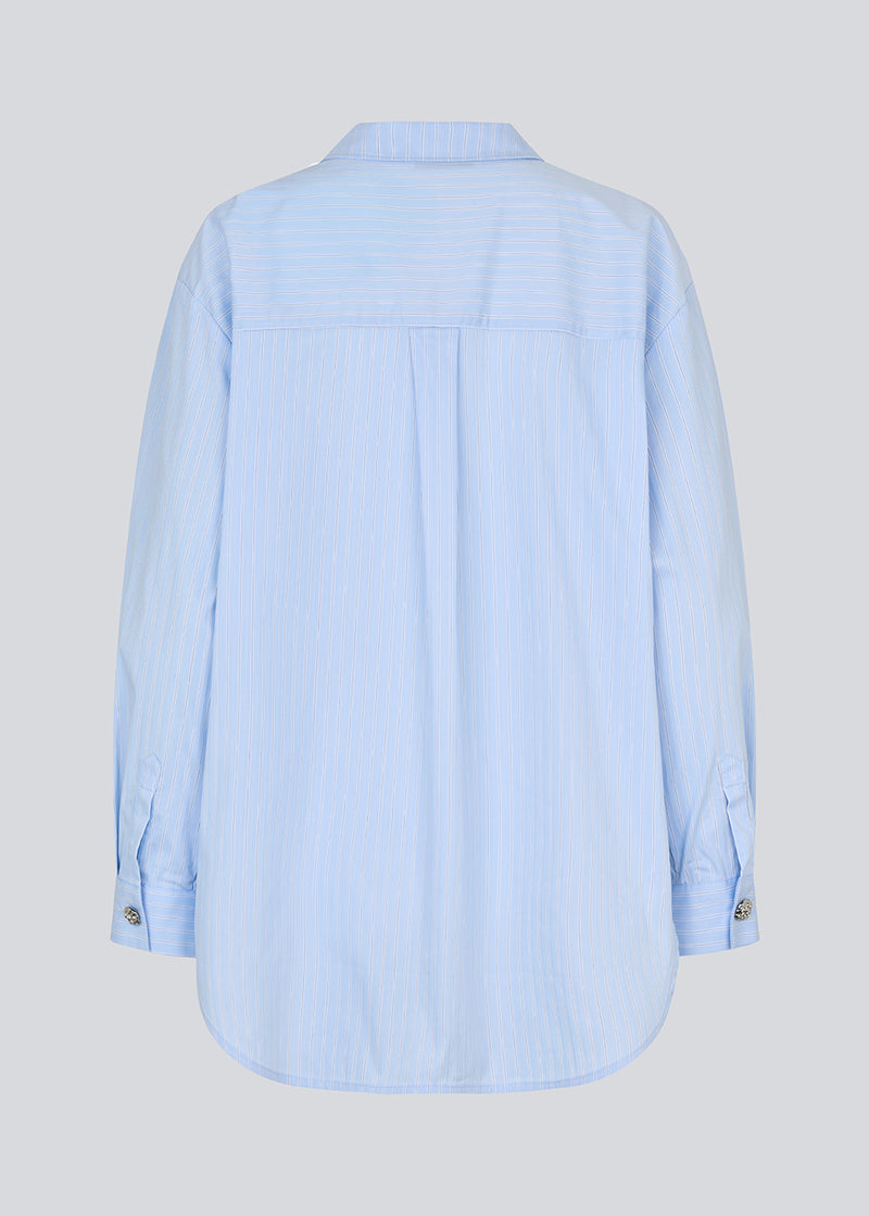 Lyseblå lang stribet skjorte i bomuld. Rowanmd shirt har en klassiske krave og smukke dekorative knapper, der giver skjorten et feminint og cool udtryk.