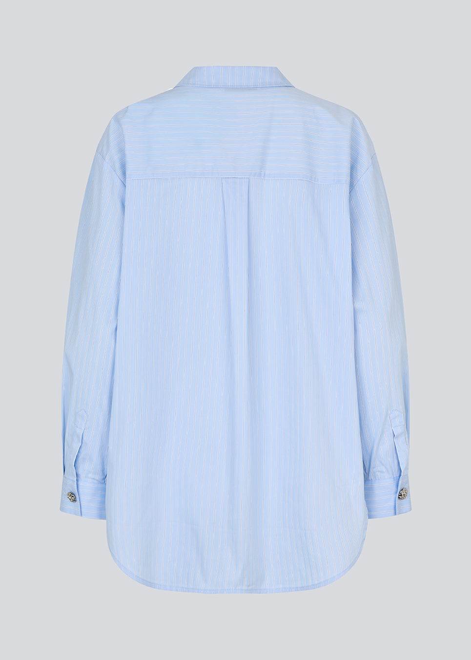 Lyseblå lang stribet skjorte i bomuld. Rowanmd shirt har en klassiske krave og smukke dekorative knapper, der giver skjorten et feminint og cool udtryk.