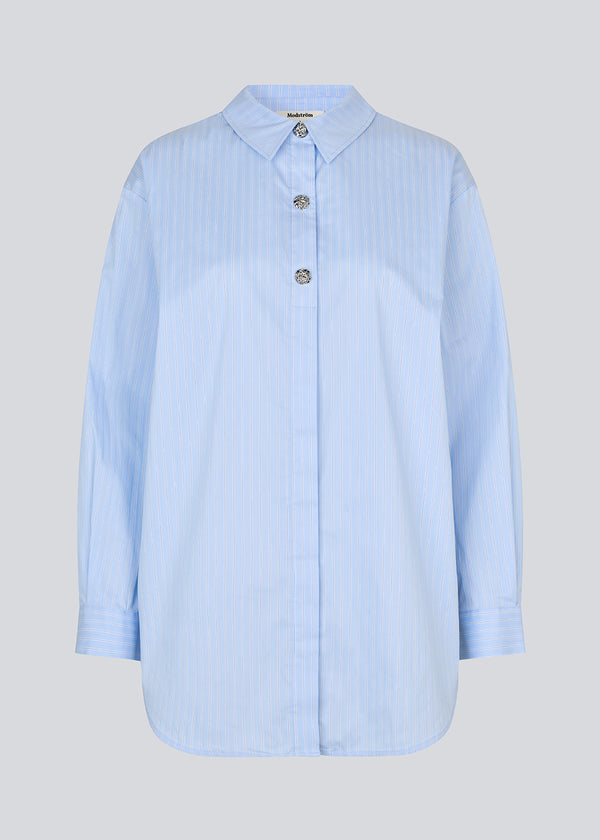 Lyseblå lang stribet skjorte i bomuld. Rowanmd shirt har en klassiske krave og smukke dekorative knapper, der giver skjorten et feminint og cool udtryk.