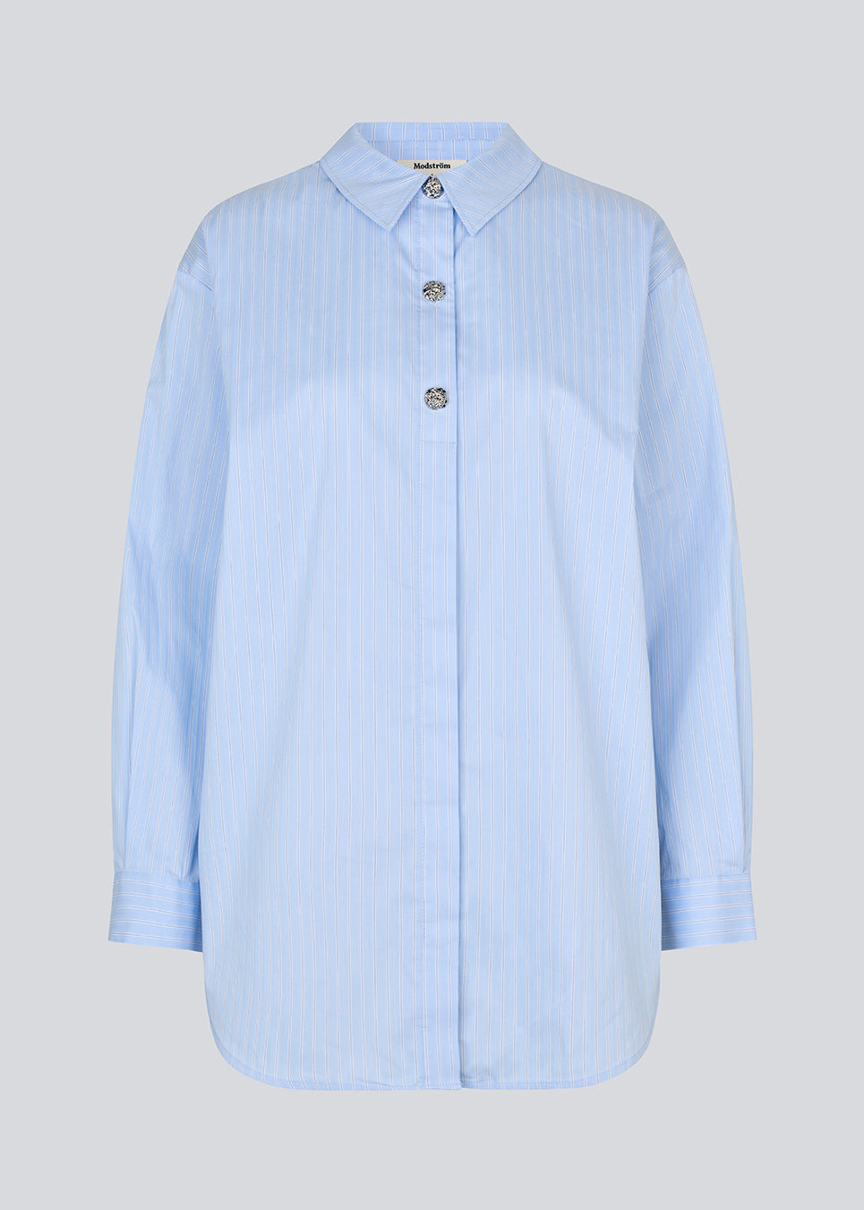 Lyseblå lang stribet skjorte i bomuld. Rowanmd shirt har en klassiske krave og smukke dekorative knapper, der giver skjorten et feminint og cool udtryk.