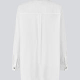 Hvid lang bomulds skjorte. Rowanmd shirt har en klassiske krave og smukke dekorative knapper, der giver skjorten et feminint og cool udtryk&nbsp;
