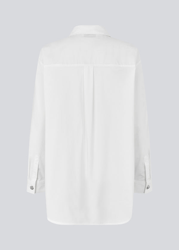 Hvid lang bomulds skjorte. Rowanmd shirt har en klassiske krave og smukke dekorative knapper, der giver skjorten et feminint og cool udtryk&nbsp;
