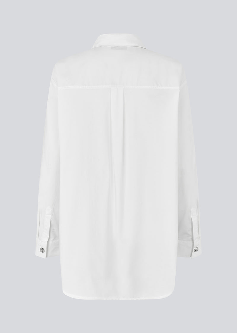 Hvid lang bomulds skjorte. Rowanmd shirt har en klassiske krave og smukke dekorative knapper, der giver skjorten et feminint og cool udtryk&nbsp;
