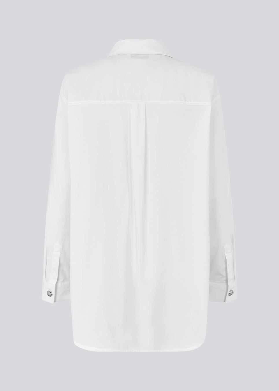 Hvid lang bomulds skjorte. Rowanmd shirt har en klassiske krave og smukke dekorative knapper, der giver skjorten et feminint og cool udtryk&nbsp;

