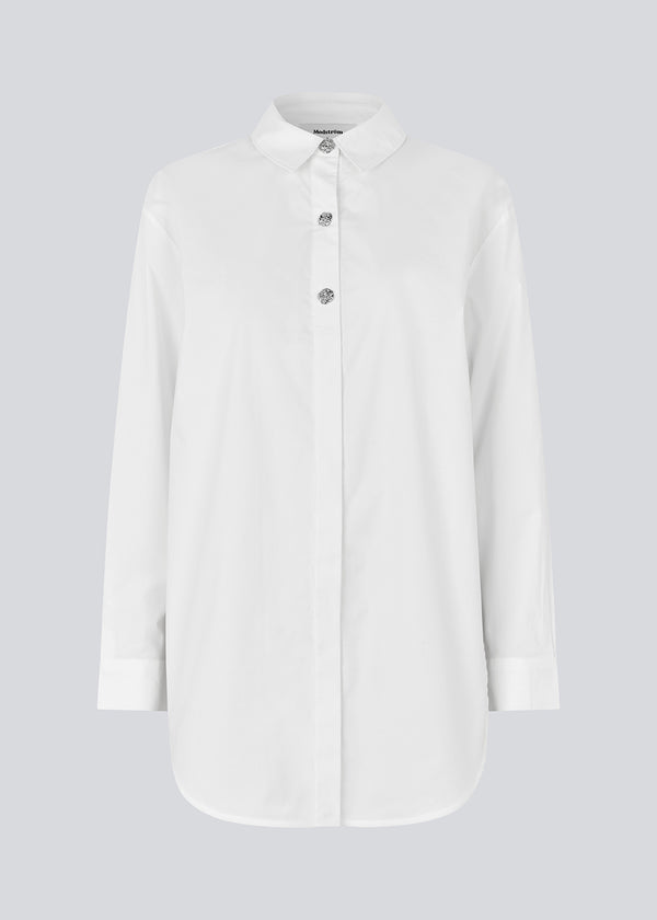 Hvid lang bomulds skjorte. Rowanmd shirt har en klassiske krave og smukke dekorative knapper, der giver skjorten et feminint og cool udtryk&nbsp;
