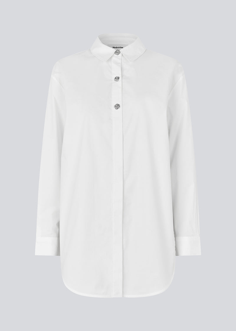 Hvid lang bomulds skjorte. Rowanmd shirt har en klassiske krave og smukke dekorative knapper, der giver skjorten et feminint og cool udtryk&nbsp;
