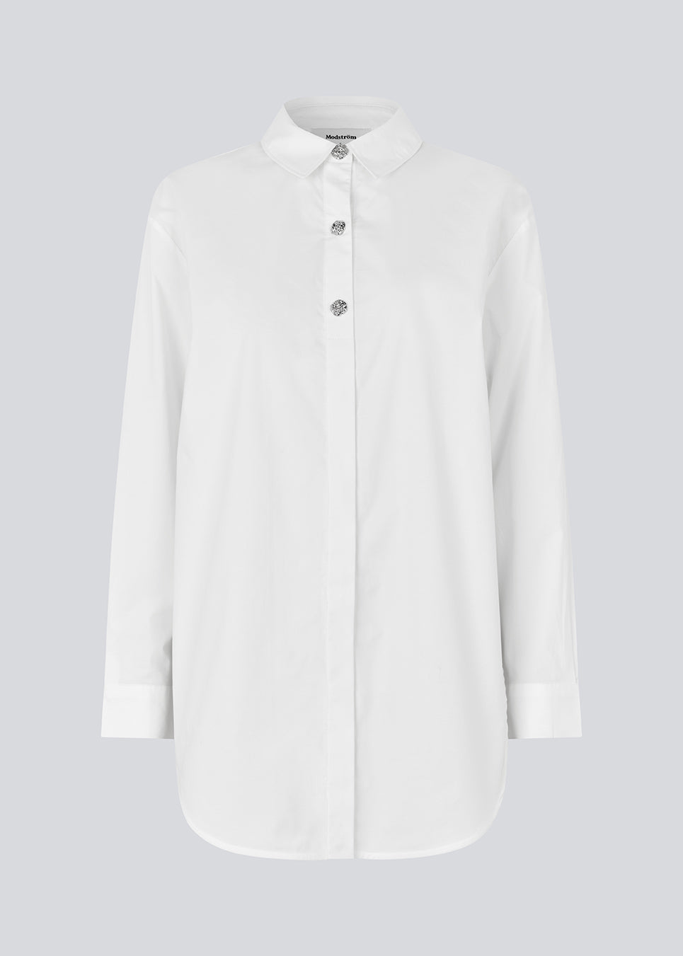 Hvid lang bomulds skjorte. Rowanmd shirt har en klassiske krave og smukke dekorative knapper, der giver skjorten et feminint og cool udtryk&nbsp;

