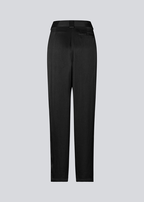 Bukser med bindebælte i satin. Royalmd pants har lige ben og et tidløst snit, der gør dem nemme at style til et hvert look.