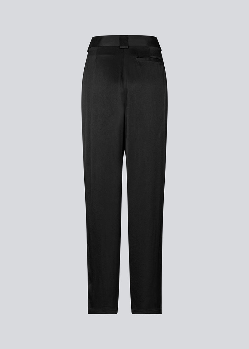 Bukser med bindebælte i satin. Royalmd pants har lige ben og et tidløst snit, der gør dem nemme at style til et hvert look.