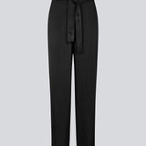 Bukser med bindebælte i satin. Royalmd pants har lige ben og et tidløst snit, der gør dem nemme at style til et hvert look.