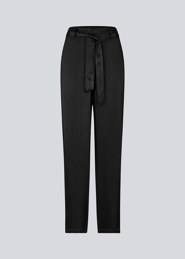 Bukser med bindebælte i satin. Royalmd pants har lige ben og et tidløst snit, der gør dem nemme at style til et hvert look.