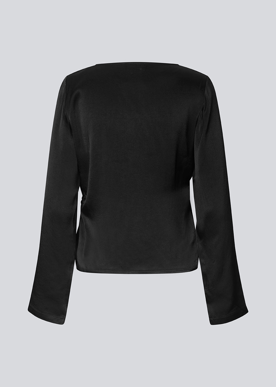 Langærmet top i satin. Royalmd top har rund hald og et elegant og klassisk udtryk – perfekt til både hverdag og fest.