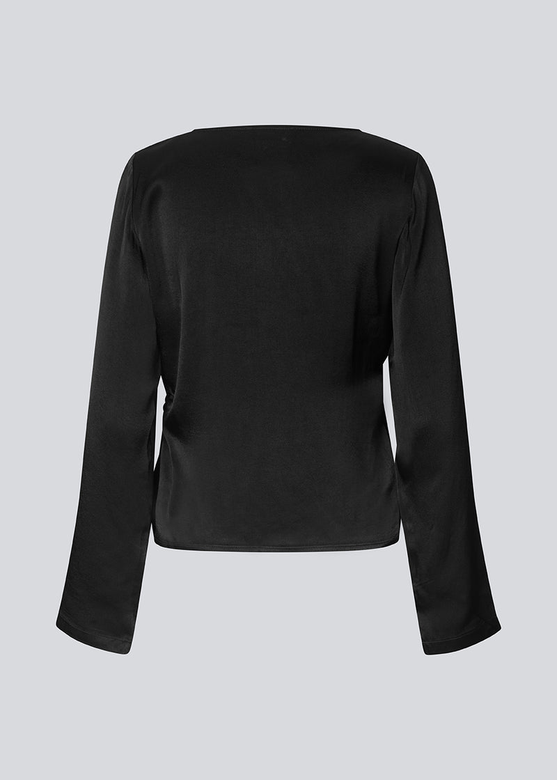Langærmet top i satin. Royalmd top har rund hald og et elegant og klassisk udtryk – perfekt til både hverdag og fest.