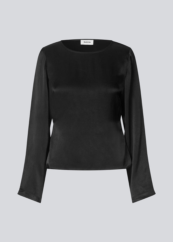 Langærmet top i satin. Royalmd top har rund hald og et elegant og klassisk udtryk – perfekt til både hverdag og fest.