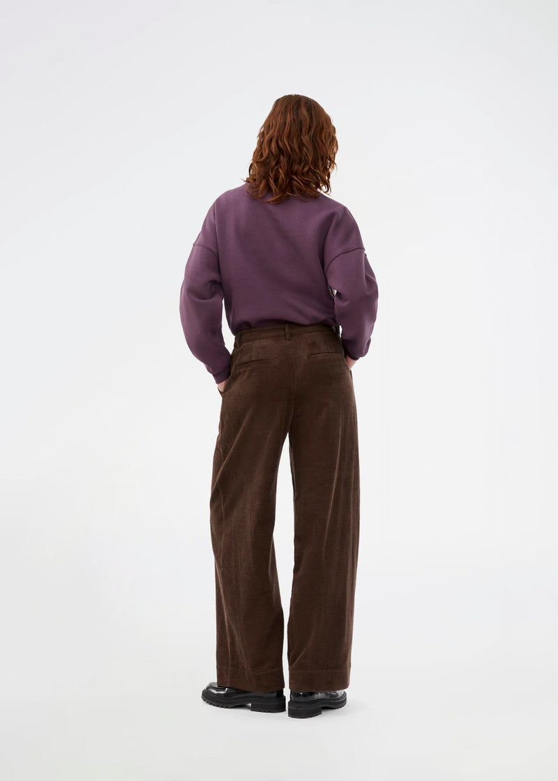 Habitbukser i fløjl. Pablomd wide pants med brede ben og lommer – klassiske med et moderne touch.
