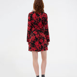 Langærmet kjole i et smukt rosenprint. Ruthiemd dress er knælang og er lavet i genanvendt polyester – en klassisk og elegant style.