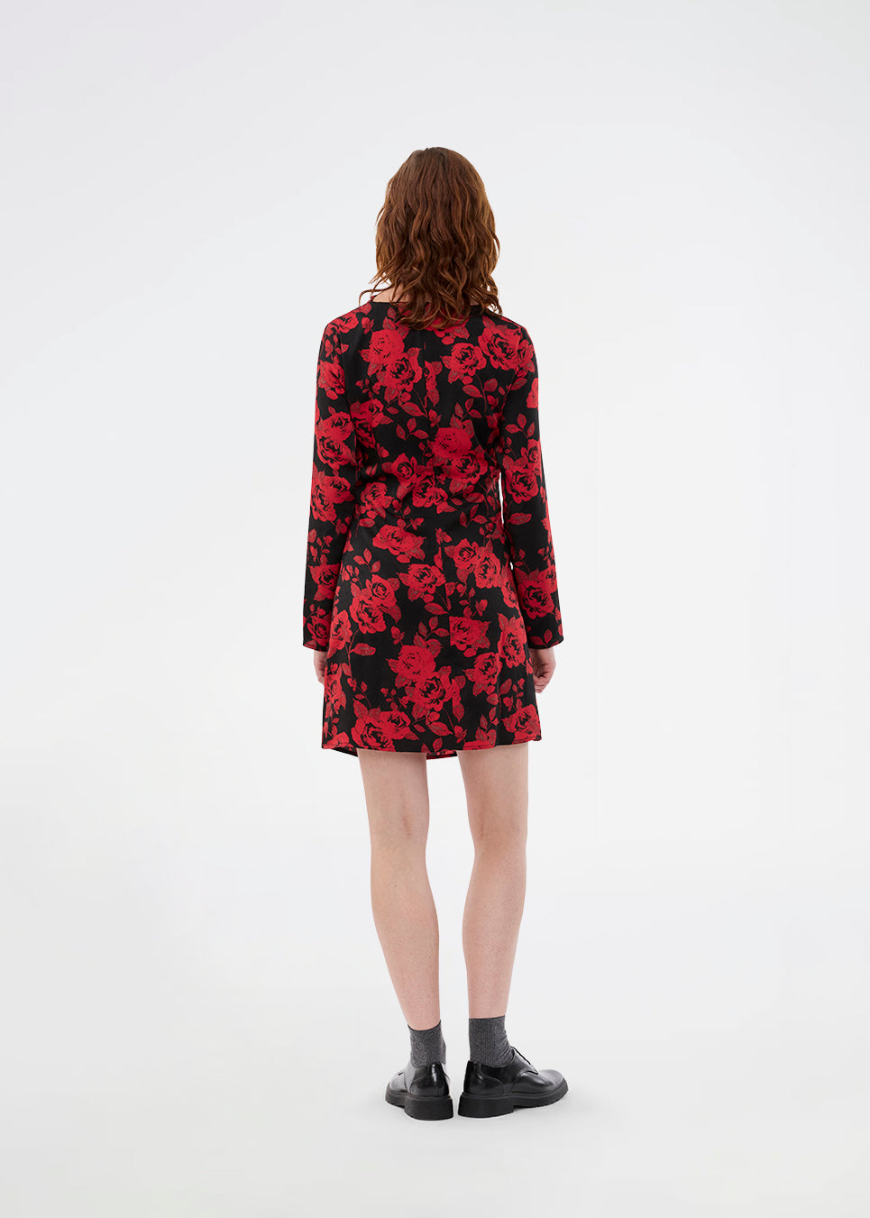 Langærmet kjole i et smukt rosenprint. Ruthiemd dress er knælang og er lavet i genanvendt polyester – en klassisk og elegant style.