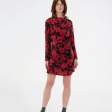 Langærmet kjole i et smukt rosenprint. Ruthiemd dress er knælang og er lavet i genanvendt polyester – en klassisk og elegant style.