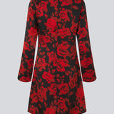 Langærmet kjole i et smukt rosenprint. Ruthiemd dress er knælang og er lavet i genanvendt polyester – en klassisk og elegant style.