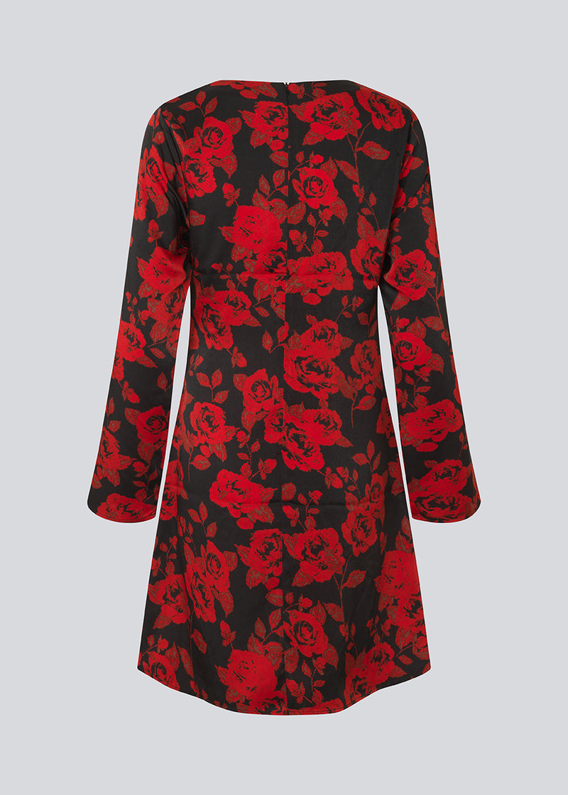 Langærmet kjole i et smukt rosenprint. Ruthiemd dress er knælang og er lavet i genanvendt polyester – en klassisk og elegant style.