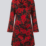 Langærmet kjole i et smukt rosenprint. Ruthiemd dress er knælang og er lavet i genanvendt polyester – en klassisk og elegant style.