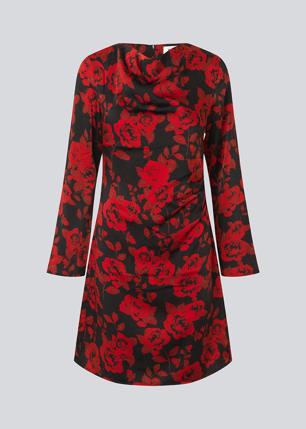 Langærmet kjole i et smukt rosenprint. Ruthiemd dress er knælang og er lavet i genanvendt polyester – en klassisk og elegant style.