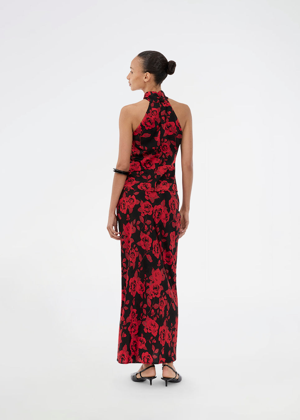 Lang nederdel i et smukt rosenprint. Ruthiemd skirt har elastik i taljen og er lavet i genanvendt polyester– &nbsp;en klassisk og elegant style.
