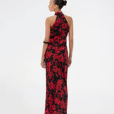 Lang nederdel i et smukt rosenprint. Ruthiemd skirt har elastik i taljen og er lavet i genanvendt polyester– &nbsp;en klassisk og elegant style.
