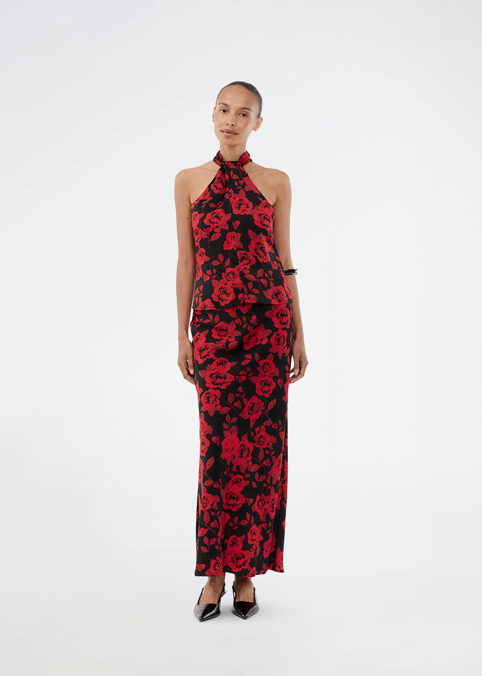 Lang nederdel i et smukt rosenprint. Ruthiemd skirt har elastik i taljen og er lavet i genanvendt polyester– &nbsp;en klassisk og elegant style.