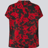 Kortærmet top i et smukt rosenprint. Ruthiemd print SS top har høj hals, skjult lynlår i ryggen og er lavet i genanvendt polyester - en klassisk og elegant style