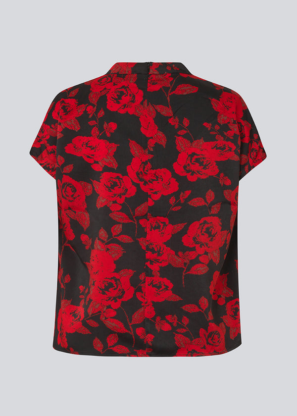 Kortærmet top i et smukt rosenprint. Ruthiemd print SS top har høj hals, skjult lynlår i ryggen og er lavet i genanvendt polyester - en klassisk og elegant style
