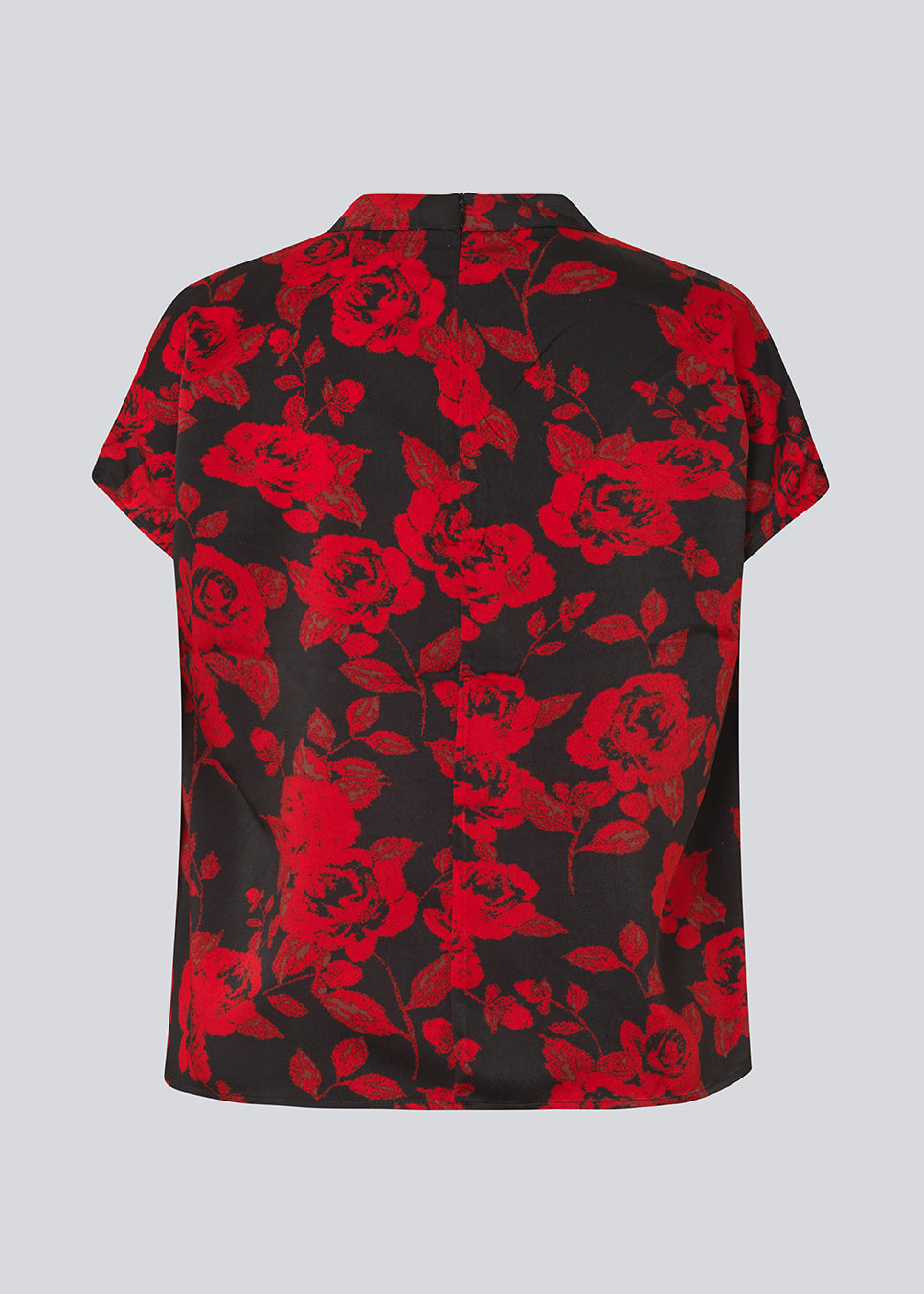 Kortærmet top i et smukt rosenprint. Ruthiemd print SS top har høj hals, skjult lynlår i ryggen og er lavet i genanvendt polyester - en klassisk og elegant style