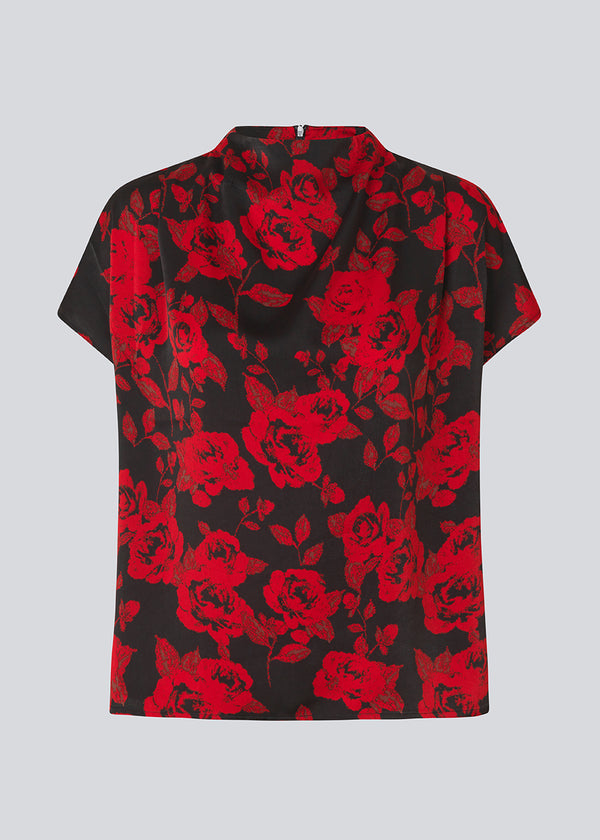 Kortærmet top i et smukt rosenprint. Ruthiemd print SS top har høj hals, skjult lynlår i ryggen og er lavet i genanvendt polyester - en klassisk og elegant style