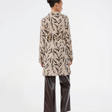 Printet skjortekjole i 100% genanvendt polyester med krave, V-hals og knappelukning. Sabellemd Print Dress har et bindebånd i taljen og en knælængde for et flatterende snit.