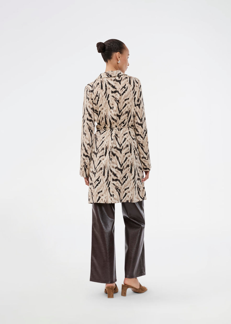 Printet skjortekjole i 100% genanvendt polyester med krave, V-hals og knappelukning. Sabellemd Print Dress har et bindebånd i taljen og en knælængde for et flatterende snit.