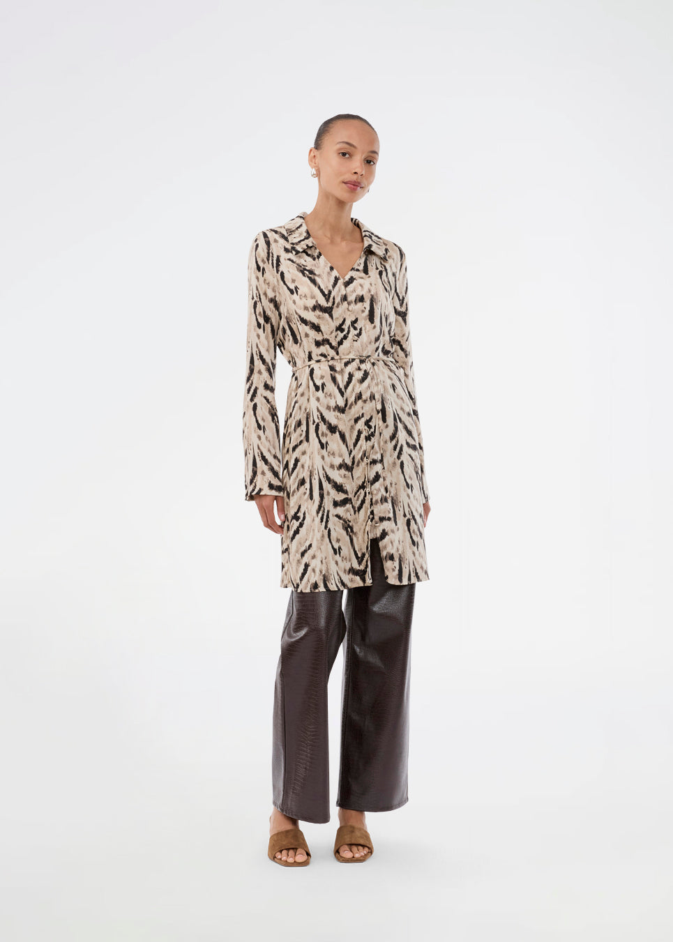 Printet skjortekjole i 100% genanvendt polyester med krave, V-hals og knappelukning. Sabellemd Print Dress har et bindebånd i taljen og en knælængde for et flatterende snit.