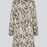 Printet skjortekjole i 100% genanvendt polyester med krave, V-hals og knappelukning. Sabellemd Print Dress har et bindebånd i taljen og en knælængde for et flatterende snit.