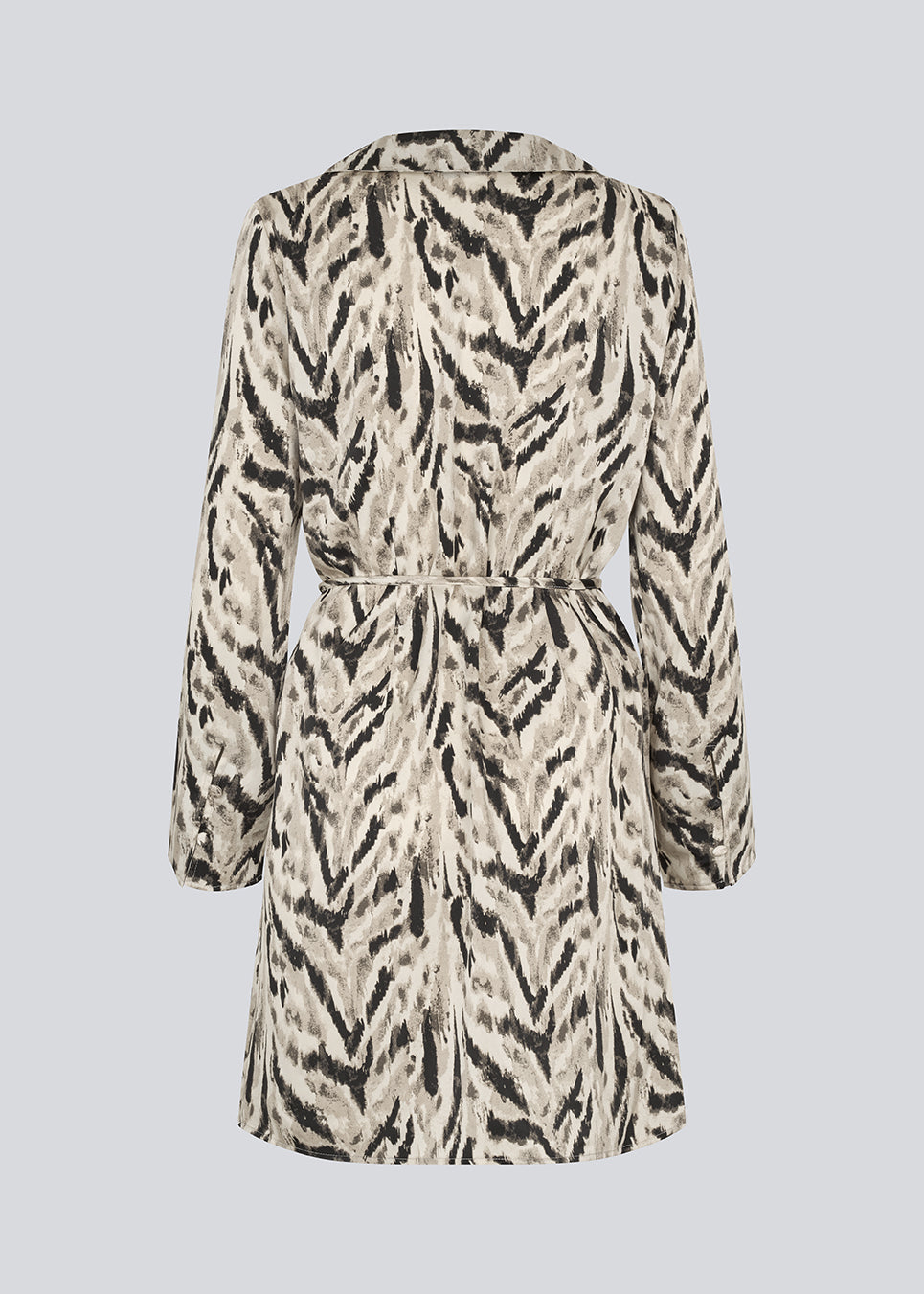 Printet skjortekjole i 100% genanvendt polyester med krave, V-hals og knappelukning. Sabellemd Print Dress har et bindebånd i taljen og en knælængde for et flatterende snit.