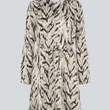 Printet skjortekjole i 100% genanvendt polyester med krave, V-hals og knappelukning. Sabellemd Print Dress har et bindebånd i taljen og en knælængde for et flatterende snit.