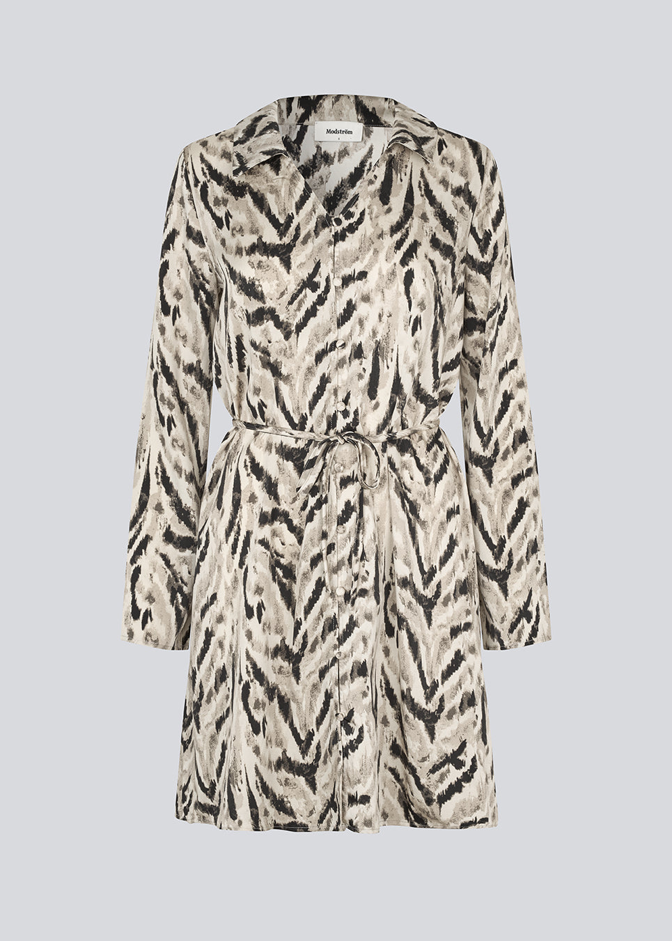 Printet skjortekjole i 100% genanvendt polyester med krave, V-hals og knappelukning. Sabellemd Print Dress har et bindebånd i taljen og en knælængde for et flatterende snit.