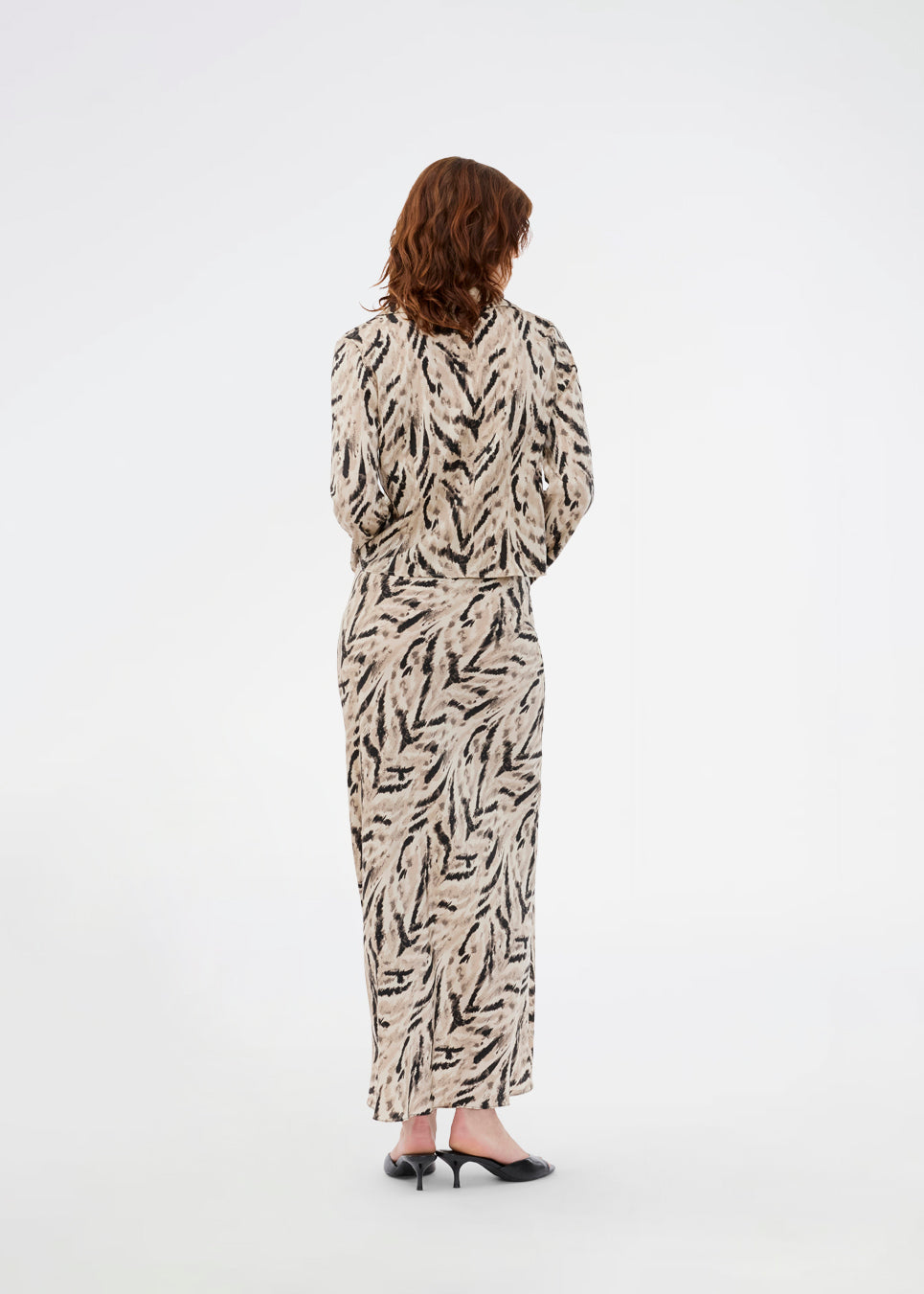 Printet skjorte i 100% genanvendt polyester. Sabellemd shirt har krave, V-hals, knappelukning og en flatterende længde til hoften. Et let og stilfuldt valg til både hverdag og fest.