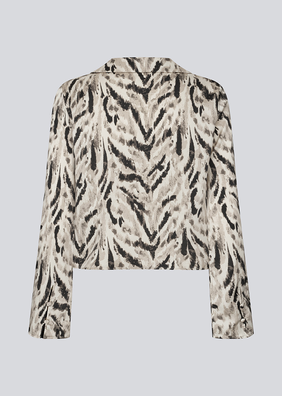 Printet skjorte i 100% genanvendt polyester. Sabellemd shirt har krave, V-hals, knappelukning og en flatterende længde til hoften. Et let og stilfuldt valg til både hverdag og fest.