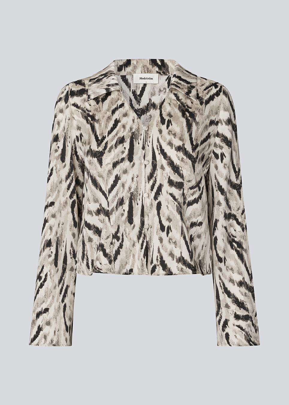 Printet skjorte i 100% genanvendt polyester. Sabellemd shirt har krave, V-hals, knappelukning og en flatterende længde til hoften. Et let og stilfuldt valg til både hverdag og fest.