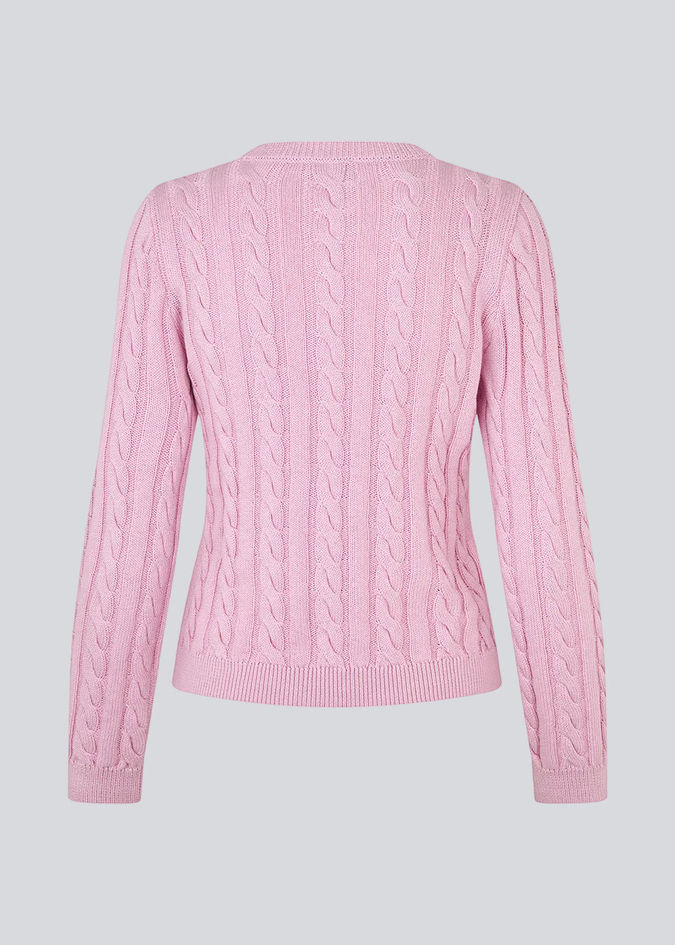 Tætsiddende strik i lyserød med rund hals i 100% økologisk bomuld. Sabremd o-neck er lavet i kabelstrik og har et broderet brystlogo. Modellen er 175 cm og har en str s/36 på.