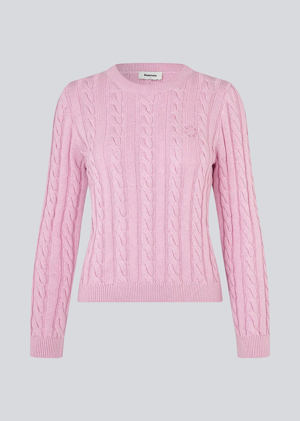 Tætsiddende strik i lyserød med rund hals i 100% økologisk bomuld. Sabremd o-neck er lavet i kabelstrik og har et broderet brystlogo. Modellen er 175 cm og har en str s/36 på.