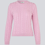 Tætsiddende strik i lyserød med rund hals i 100% økologisk bomuld. Sabremd o-neck er lavet i kabelstrik og har et broderet brystlogo. Modellen er 175 cm og har en str s/36 på.